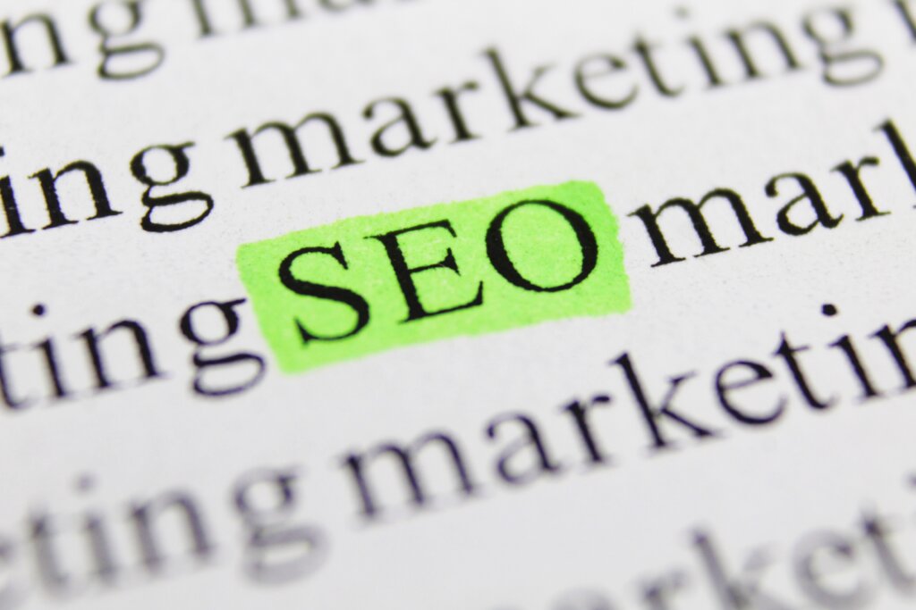 Estrategias de Posicionamiento Web (SEO) para Negocios y Startups: Guía Completa 1 palabra SEO escrita en un texto de marketing digital